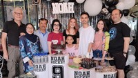 Merayakan ulang tahun Noah yang ke-9, BCL dan Ashraf menggelar pesta meriah. Mereka mengajak keluarga dan teman-teman Noah untuk berpesta sambil menikmati makanan. Foto: instagram @bclsinclair