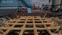 Namun rencana itu mendapat protes dari petani. Pemerintah dianggap terlalu mudah mengambil kebijakan impor, sementara di sisi lain nasib petani tebu terus tertekan, salah satunya akibat kebijakan impor tersebut.