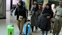 Mereka tiba di Bandara Haluoleo Kendari usai melewati masa karantina dan observasi Coronavirus Disease (COVID-19) selama 14 hari di Natuna.