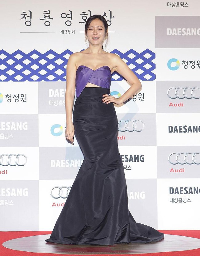 Seksi berbalut gaun strapless saat tampil di Blue Dragon Awards. Gaun berpotongan mermaid mengaksentuasi pinggang ramping aktris 38 tahun ini. Foto: Chung Sung-Jun/Getty Images