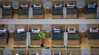Interior gedung olahraga ini dipenuhi ratusan tempat tidur untuk para pasien corona. Xiao Yijiu/Xinhua via AP.
