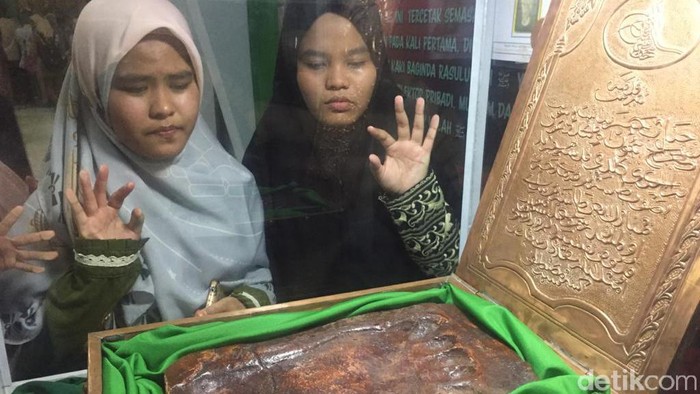 Antusias warga Banten untuk melihat artifak peninggalan Nabi Muhammad begitu besar. Ribuan warga memadati Museum Situs Kepurbakalaan di Komplek Kesultanan Banten.
