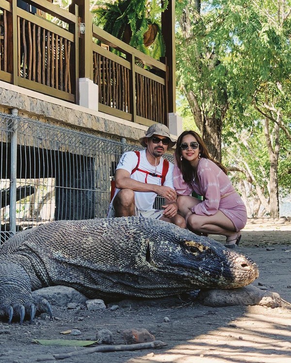 Mereka juga menyempatkan diri berkunjung ke Pulau Komodo untuk melihat naga reptil raksasa tersebut. (Foto: Instagram @ashrafsinclair) Mereka juga menyempatkan diri berkunjung ke Pulau Komodo untuk melihat naga reptil raksasa tersebut. (Foto: Instagram @ashrafsinclair)