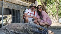 Mereka juga menyempatkan diri berkunjung ke Pulau Komodo untuk melihat naga reptil raksasa tersebut. (Foto: Instagram @ashrafsinclair)