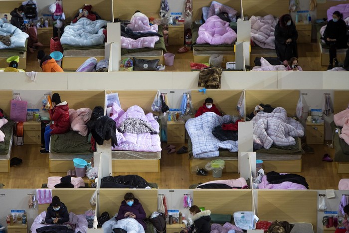 Wuhan Sport Center di Hubei, China, menjadi salah satu tempat sementara untuk menampung pasien virus corona. Seperti apa penampakan interiornya? Yuk, intip!
