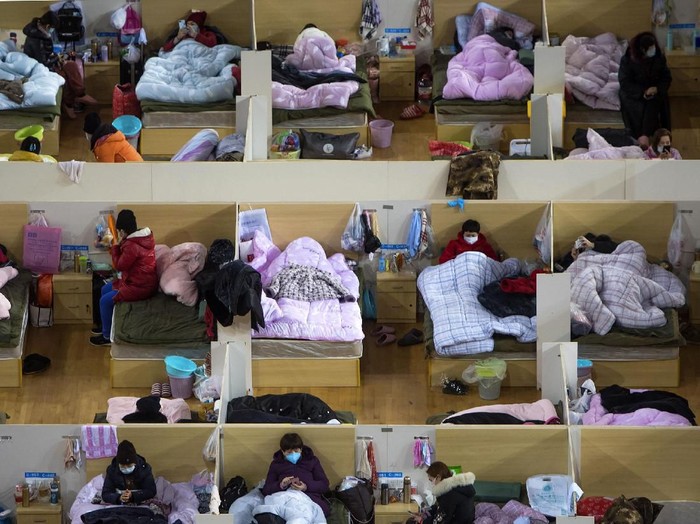 Wuhan Sport Center di Hubei, China, menjadi salah satu tempat sementara untuk menampung pasien virus corona. Seperti apa penampakan interiornya? Yuk, intip!