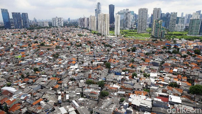Deretan pemukiman dengan latar belakang gedung-gedung bertingkat tampat di kawasan Jakarta Selatan, Selasa (18/2/2020). Berdasarkan data Badan Pusat Statistik (BPS) pada 2019, kepadatan penduduk di DKI Jakarta secara umum mencapai 15.938 jiwa perkilometer persegi.