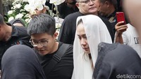 BCL tampak masih larut dalam duka mendalam usai kepergian suaminya tersebut. Pool/Palevi S/detikFoto.