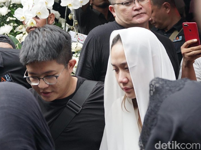 BCL dan Keluarga Ashraf Sinclair saat hendak ke pemakaman.