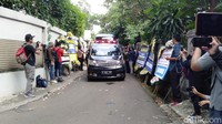 Jenazah Ashraf Sinclair pun berangkat ke pemakaman San Diego Hills, Kerawang pada pukul 14.14 WIB. Anisa/detikHOT.