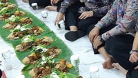 Ngeliwet bareng juga pernah dirasakan kakek 1 cucu ini. Di hari Jumat, Pramono mengajak para staf, pengawal, supir, dan bagian keamanan untuk makan siang bersama. Foto: Instagram pramonoanungw