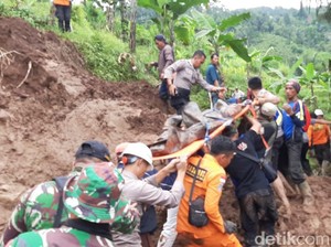 Warga Garut yang Hilang Tertimbun Longsor Ditemukan Tak Bernyawa