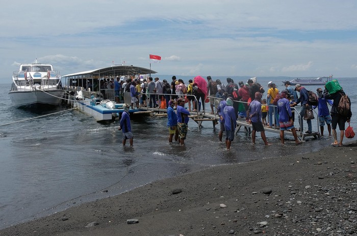 Warga Bali Mudik Jelang Hari Raya Galungan Warga dan wisatawan mengantre untuk menaiki kapal cepat yang akan menuju Nusa Penida. Beberapa warga ramai-ramai mudik untuk merayakan Hari Raya Galungan.