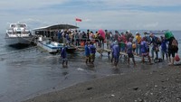 Warga dan wisatawan mengantre untuk menaiki kapal cepat di Pelabuhan Tribuana, Klungkung, Bali, Selasa (18/2/2020).