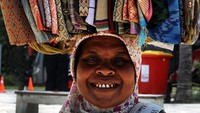 Kawasan pantai tersebut juga dilengkapi dengan berbagai toko yang menjual berbagai souvenir bagi para wisatawan yang berkunjung ke pantai itu. Kehadiran Sirkuit Mandalika dan penyelenggaraan event MotoGP Indonesia 2021 mendatang itu pun diharapkan dapat mempromosikan Indonesia, khususnya NTB di kancah internasional.