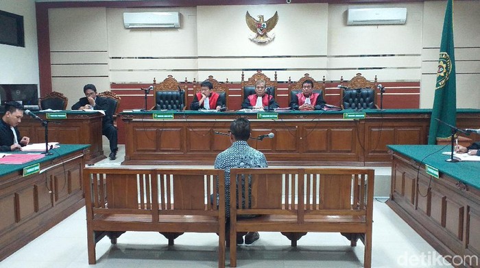 Sugito, terdakwa kasus korupsi Jaring Aspirasi Masyarakat (Jasmas) DPRD Kota Surabaya dituntut 2 tahun 6 bulan penjara. Jaksa menilai terdakwa terbukti melakukan korupsi.