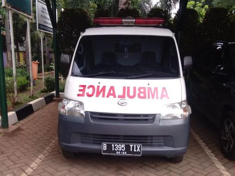 Ambulans berpelat hitam Kampung Rambutan Jakarta Timur