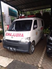 Ambulans gratis berpelat hitam milik warga