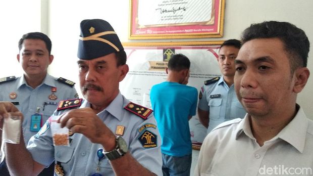 Petugas Kebersihan Selundupkan Narkotik-Ponsel ke Lapas Banceuy