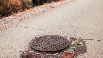 Ia menggunakan karya seni untuk memperbaiki pemandangan kota yang jelek seperti dinding beton yang retak, pipa yang rusak, dan lain-lain. Foto: Instagram/efixworld