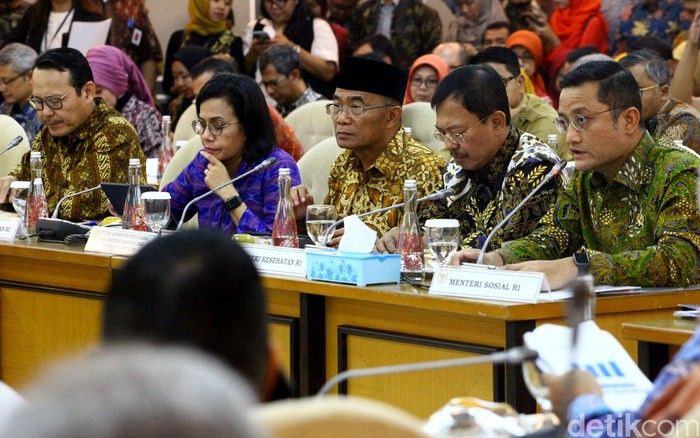 Sejumlah menteri hadiri rapat bersama DPR RI. Rapat itu membahas mengenai kenaikan iuran BPJS Kesehatan.