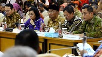 Sejumlah menteri diantaranya Menteri Sosial Juliari Batubara, Menteri Kesehatan Terawan Agus Putranto, Menteri Koordinator Pembangunan Manusia dan Kebudayaan Muhadjir Effendy, serta Menteri Keuangan Sri Mulyani Indrawati hadiri rapat bersama DPR RI di Komplek Parlemen, Senayan, Jakarta, Selasa (18/2/2020).