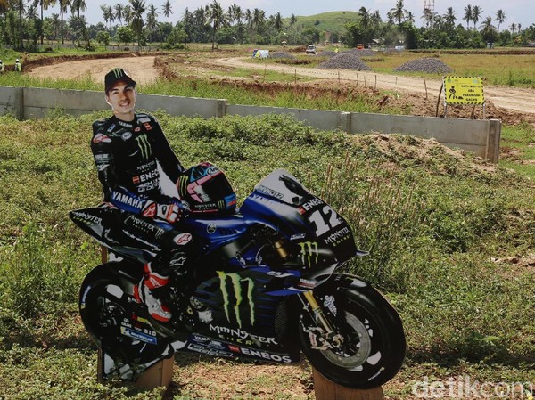 Potret pebalap MotoGP Jorge Lorenzo tampak berada di area sekitar pembangunan Sirkuit Mandalika. Pembangunan sirkuit ini pun tak main-main. Kadispar NTB LM Faozal menjelaskan konsep Sirkuit Mandalika ini mengacu pada Sirkuit di Monako dan Singapura yang tentunya telah berstandar internasional. Potret pebalap MotoGP Jorge Lorenzo tampak berada di area sekitar pembangunan Sirkuit Mandalika. Pembangunan sirkuit ini pun tak main-main. Kadispar NTB LM Faozal menjelaskan konsep Sirkuit Mandalika ini mengacu pada Sirkuit di Monako dan Singapura yang tentunya telah berstandar internasional.