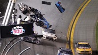 Mobil Ryan Newman (6) tampak hancur usai bertabrakan. Puing-puing mobilnya beterbangan. AP Photo/David Graham.