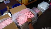 Para pelaku membuat kosmetik dengan bekal pengalaman saat bekerja di pabrik kosmetik.