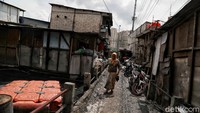 Keseimbangan antara pembangunan infrastruktur dan pengembangan kualitas sumber daya manusia itu diharapkan dapat menjadi salah satu upaya untuk mengentaskan kemiskinan di Indonesia.