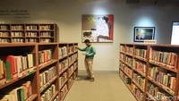 Konsep ruangannya unik, buku-buku tersusun rapi. Beberapa lukisan juga terpajang. (Ari Saputra/detikcom)