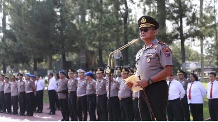 Kapolda Sumut Irjen Martuani Sormin memberi penghargaan kepada personel yang berperan mengungkap kasus yang jadi perhatian publik (dok. Istimewa)