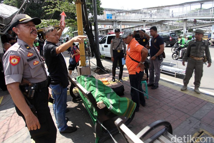 Jenazah Pria yang Meninggal di Halte Jelambar Jakbar Dievakuasi Seorang warga ditemukan meninggal dunia di Halte Jelambar 2, Jakarta Barat, Selasa (18/2). Belum diketahui penyebab kematiannya.