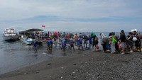 Warga yang umumnya berasal dari pulau Nusa Penida dan Nusa Lembongan ramai mudik ke kampung halamannya untuk merayakan Hari Raya Galungan pada Rabu (19/2) mendatang.