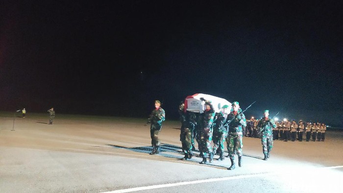 Upacara penjemputan korban jatuh heli MI-17 di Kendari (Sitti Harlina/detikcom)