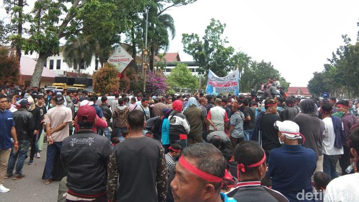 Aliansi Masyarakat Kabupaten Bengkalis menggelar unjuk rasa di Mapolda Riau, Pekanbaru.