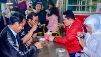 Di sela-sela kesibukannya menemani Jokowi kala kampanye, Pramono bersama Erick Thohir dan Khofifah Indar Parawansa menikmati secangkir kopi hitam bersama. Foto: Instagram pramonoanungw