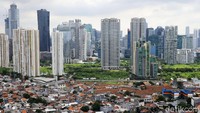 Gedung-gedung juga tinggi menjulang di antara permukiman padat di kawasan Jakarta Selatan.