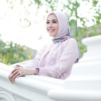 Pada tahun 2017, Laudya Cynthia Bella telah mengadakan acara pertunangan dengan keponakan dari Jusuf Kalla, Afifudin Kalla. Namun karena beberapa alasan tertentu, kisah cinta pasangan ini akhirnya harus kandas dan acara pernikahan pun gagal dilakukan. Pada 8 September akhirnya Bella memilih untuk menikahi Engku Emran walau pada akhirnya saat ini keduanya juga telah dikabarkan berpisah. Foto: Instagram @laudyacynthiabella