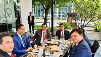 Di sela-sela KTT ASEAN Bangkok pada November 2019, ia menikmati sarapan enak bersama Jokowi dan Menkopolhukam, Menkoperekonomian, Mendag, serta Dubes Indonesia di sana. Foto: Instagram pramonoanungw