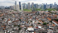 Tampak deretan pemukiman warga dengan latar belakang gedung-gedung bertingkat di kawasan Jakarta Selatan, Selasa (18/2/2020).
