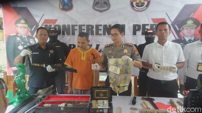 Mengaku bisa menggandakan uang, seorang petani di Lamongan kterpaksa harus meringkuk di sel tahanan Mapolres Lamongan. Bagaimana tidak, berbekal 7 benda kuningan yang diakui sebagai benda bertuah ia berhasil memperdaya korban hingga merugi Rp. 450 juta.