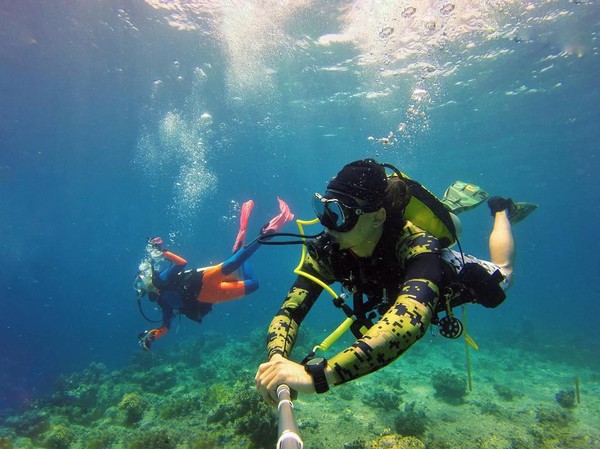 Ashraf juga terlihat sangat akrab dengan putranya. Mereka pernah menyelam bersama. (Foto: Instagram @ashrafsinclair) Ashraf juga terlihat sangat akrab dengan putranya. Mereka pernah menyelam bersama. (Foto: Instagram @ashrafsinclair)