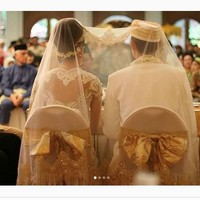 Ashraf Sinclair dan BCL menikah pada  8 November 2008. Keduanya merayakan ulang tahun pernikahan ke-11 pada 2019 kemarin. Dan di ulang tahun pernikahan mereka yang ke-11, Ashraf menyampaikan kata-kata cintanya yang sungguh romantis untuk BCL. Never a day goes by you dont wonder me with your kindness, passion, love and persistance. In you I see myself and the best version of me as I see you too. Thank you for walking this journey with me and to many more steps along the way, side by side, hand in hand, heart in heart. I love you popet…, tulis Ashraf yang memiliki panggilan sayang popet untuk BCL. Foto: Instagram