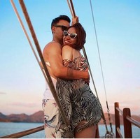 The waves may come but always know... I got you babe... #ashrafsinclair #bungacitralestari #thesinclairs, kata Ashraf pada keterangan foto yang memperlihatkannya memeluk erat BCL. So sweet… Foto: Instagram