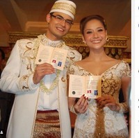 Pada ulang tahun pernikahan mereka ke-10 di 2018, Ashraf Sinclair menuliskan caption yang saat dibaca lagi sekarang, membuat netizen sedih. Dia ingin menghabiskan waktu bersama BCL hingga 10 tahun lagi. Happy Anniversary Darling! Thru the thick and thin, ups and downs. Another 10 more Pet? Lets.... #anniversary #ashrafsinclair #bungacitralestari #us, demikian dia menulis. Foto: Instagram