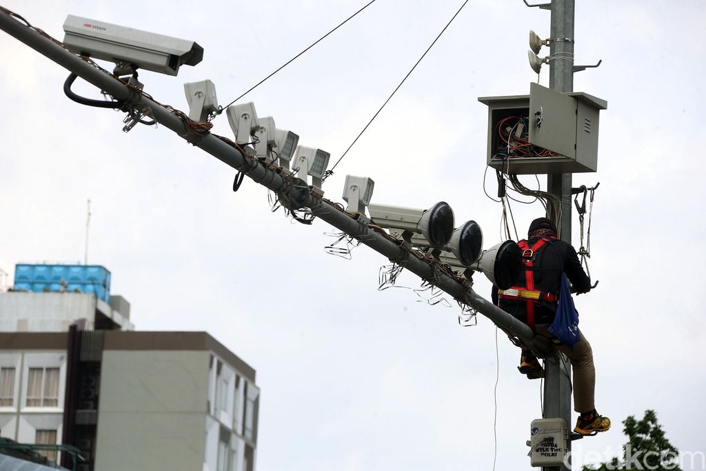 Dampak terkena air hujan, kabel CCTV lalu lintas di beberapa titik di Jakarta mengalami kerusakan. Salah satunya di kawasan Thamrin.