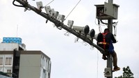 Begini potret petugas saat melakukan perbaikan instalasi kabel CCTV lalu lintas di Jalan MH Thamrin, Jakarta, Selasa (18/2/2020).