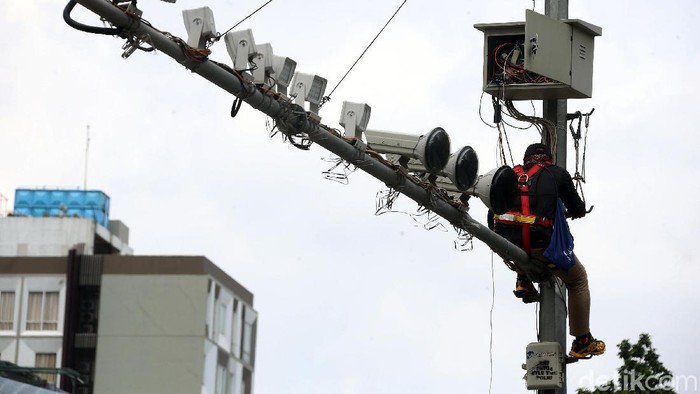 Dampak terkena air hujan, kabel CCTV lalu lintas di beberapa titik di Jakarta mengalami kerusakan. Salah satunya di kawasan Thamrin.