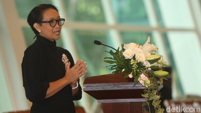Menlu Retno Marsudi menerima tim penjemput 238 WNI di Wuhan, China, yang terdiri dari kru kabin, teknisi, pilot Batik Air dan tim pendahulu atau aju.